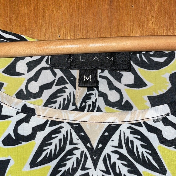 •GLAM•BLACK/WHITE/YELLOW PAISLEY COLD SHOULDER SCOOP NECKLINE DRESS MEDIUM. - Picture 5 of 8